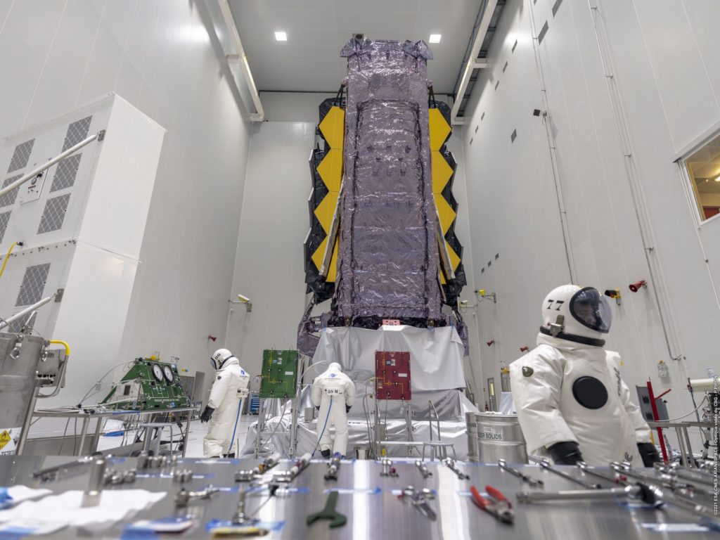 Le télescope spatial James Webb a été alimenté en carburant à l’intérieur de l’installation de préparation des charges utiles au Port spatial européen de Kourou, en Guyane. © ESA-CNES-Arianespace/Optique vidéo du CSG – P Piron
