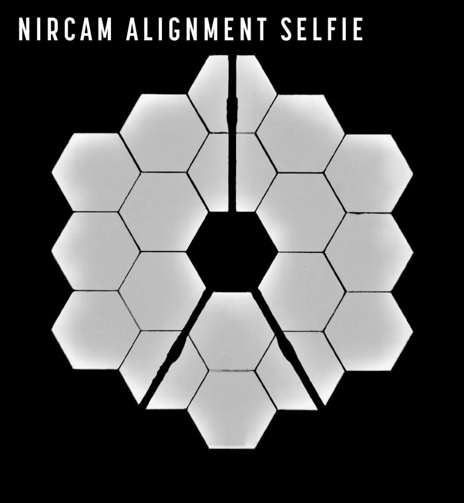 Ce nouveau « selfie » a été créé à l’aide d’une lentille d’imagerie pupillaire spéciale à l’intérieur de l’instrument de NIRCam qui a été conçue pour prendre des images des segments du miroir primaire plutôt que des images du ciel. Cette configuration n’est pas utilisée pendant les opérations scientifiques et est utilisée strictement à des fins d’ingénierie et d’alignement. Dans cette image, tous les 18 segments de miroir primaire de Webb sont montrés collectant ensemble la lumière de la même étoile. Crédits : NASA/STScI