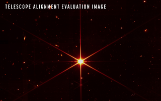 Bien que le but de cette image était de se concentrer sur l’étoile brillante du centre pour évaluer l’alignement du télescope, les systèmes optiques du JWST et de NIRCam sont si sensibles que l’on peut voir les galaxies et les étoiles en arrière-plan. À ce stade de l’alignement des miroirs de Webb, connu sous le nom de "phase fine", chacun des segments du miroir primaire a été ajusté pour produire une image unifiée de la même étoile en utilisant uniquement l’instrument NIRCam. Cette image de l’étoile, appelée 2MASS J17554042+6551277, utilise un filtre rouge pour optimiser le contraste visuel. Credits : NASA/STScI